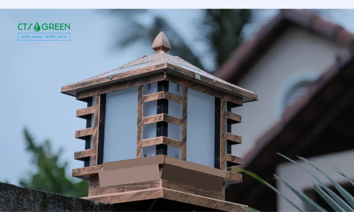 Đèn trụ cổng vuông năng lượng mặt trời mạ đồng cổ