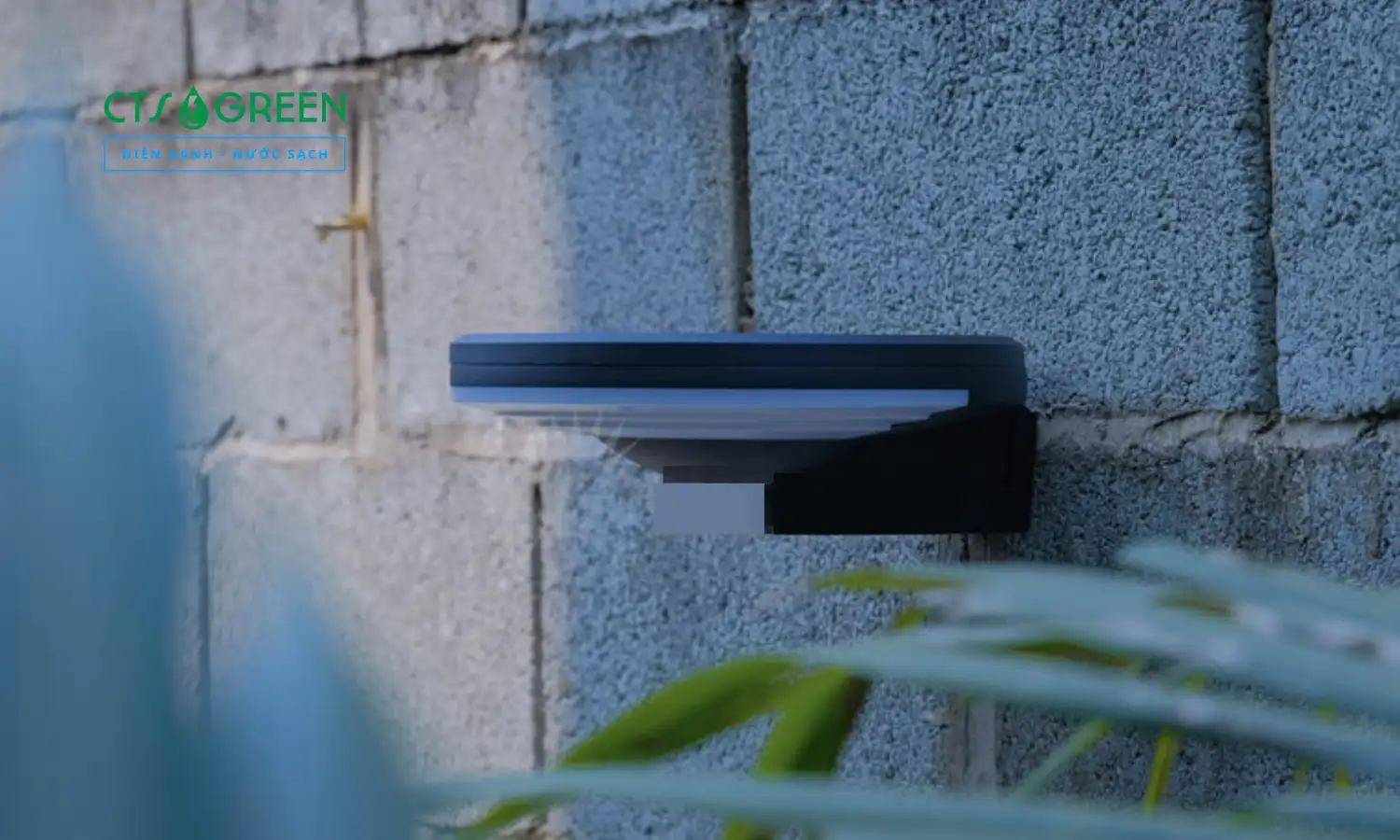 Đèn năng lượng mặt trời treo tường TT30C
