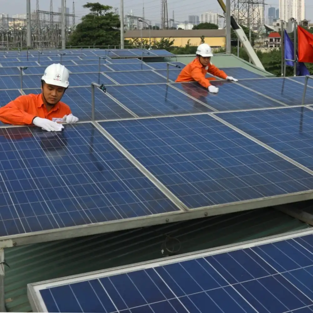 So sánh hòa lưới bám tải và lưu trữ (Hybrid) tại TPHCM