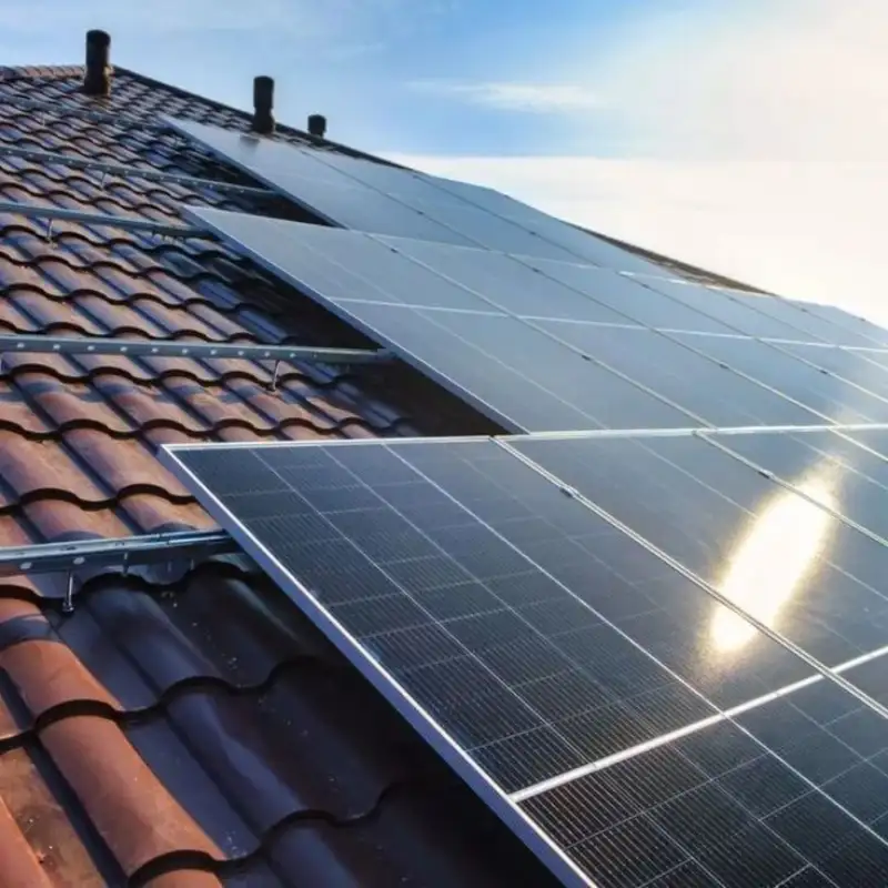 Dự án lắp đặt hệ thống điện mặt trời 5kW trên mái ngói, thể hiện sự linh hoạt trong thi công và đảm bảo tính thẩm mỹ cho kiến trúc ngôi nhà.