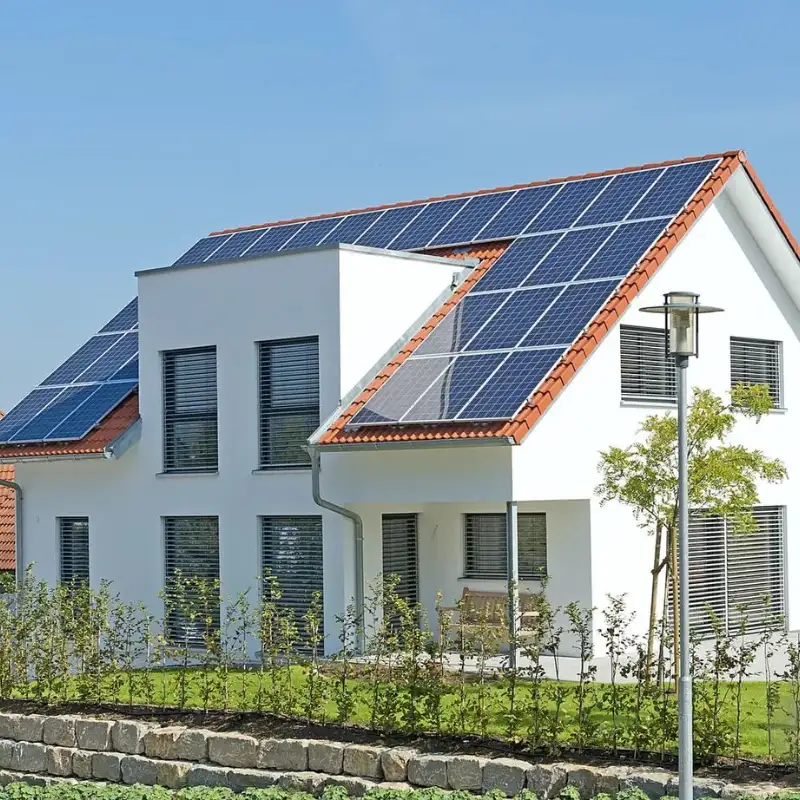 Hình ảnh tổng quan ngôi nhà phố lắp đặt hệ thống điện mặt trời 5kW hiện đại, giúp tối ưu chi phí lắp điện mặt trời 5kW và giảm hóa đơn điện và vẫn đảm bảo sự sang trọng và tính thẩm mỹ