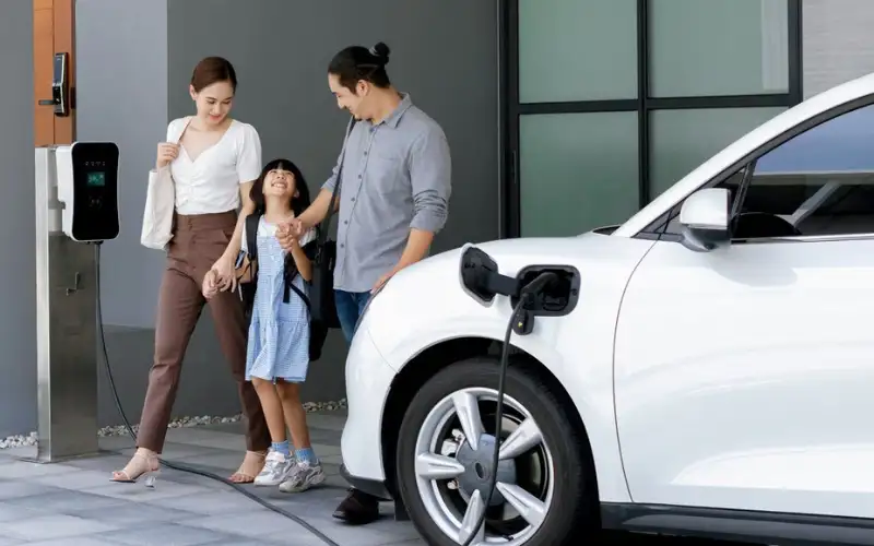 Sở hữu hệ thống sạc xe điện bằng điện mặt trời tại nhà có thể giúp bạn lên tới 60% chi phí bao gồm chi phí nhiên liệu và điện so với xe xăng