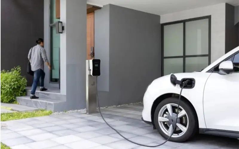 Trạm sạc xe điện bằng điện mặt trời tại nhà miễn phí
