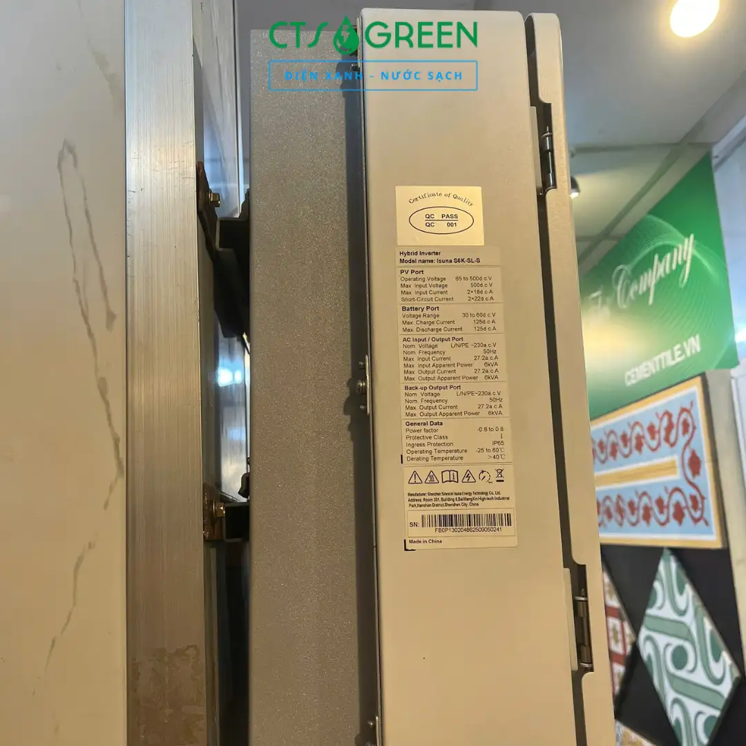 Nhãn năng lượng được dán bên hông Biến tần Inverter Hybrid Isuna 6kW S6K-SL-S