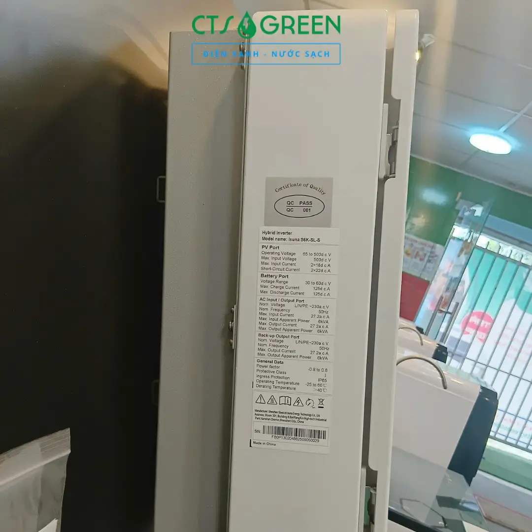 Hình ảnh thực tế có nhãn thông số kỹ thuật biến tần Inverter Hybrid Isuna 6kW S6K-SL-S
