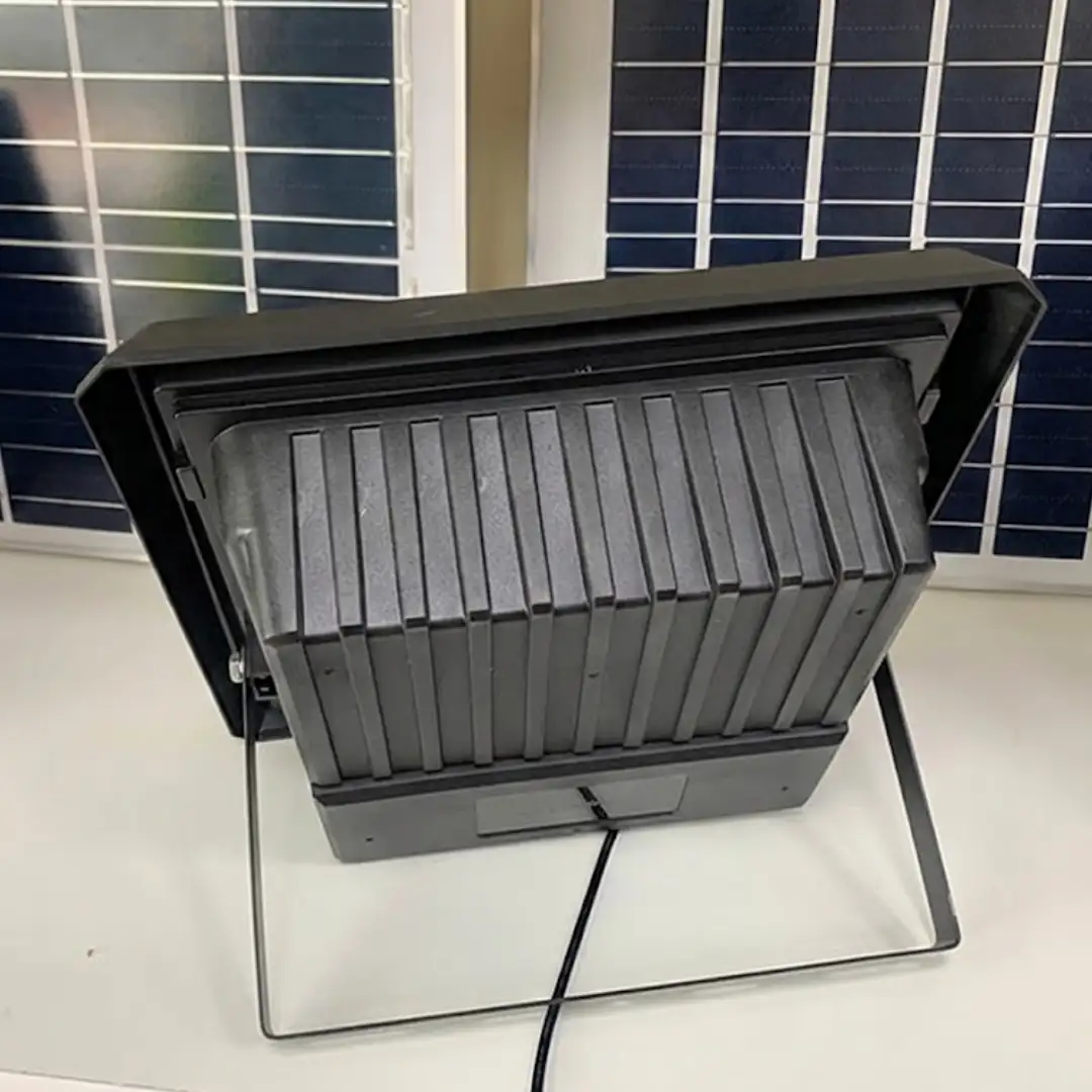 Đèn pha năng lượng mặt trời 100W JINDIAN JD-T100 8906 Mặt sau Đèn pha năng lượng mặt trời 100W JINDIAN JD-T100